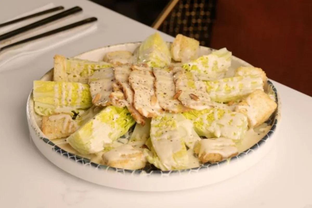 سلطة سيزر بالدجاج